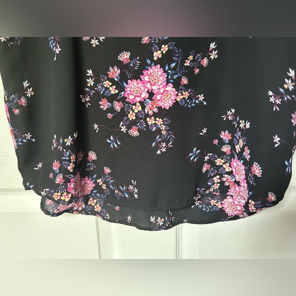 Black and Pink Floral V Neck Short Sleeve Blouse Size Large - Picture 8 of 10